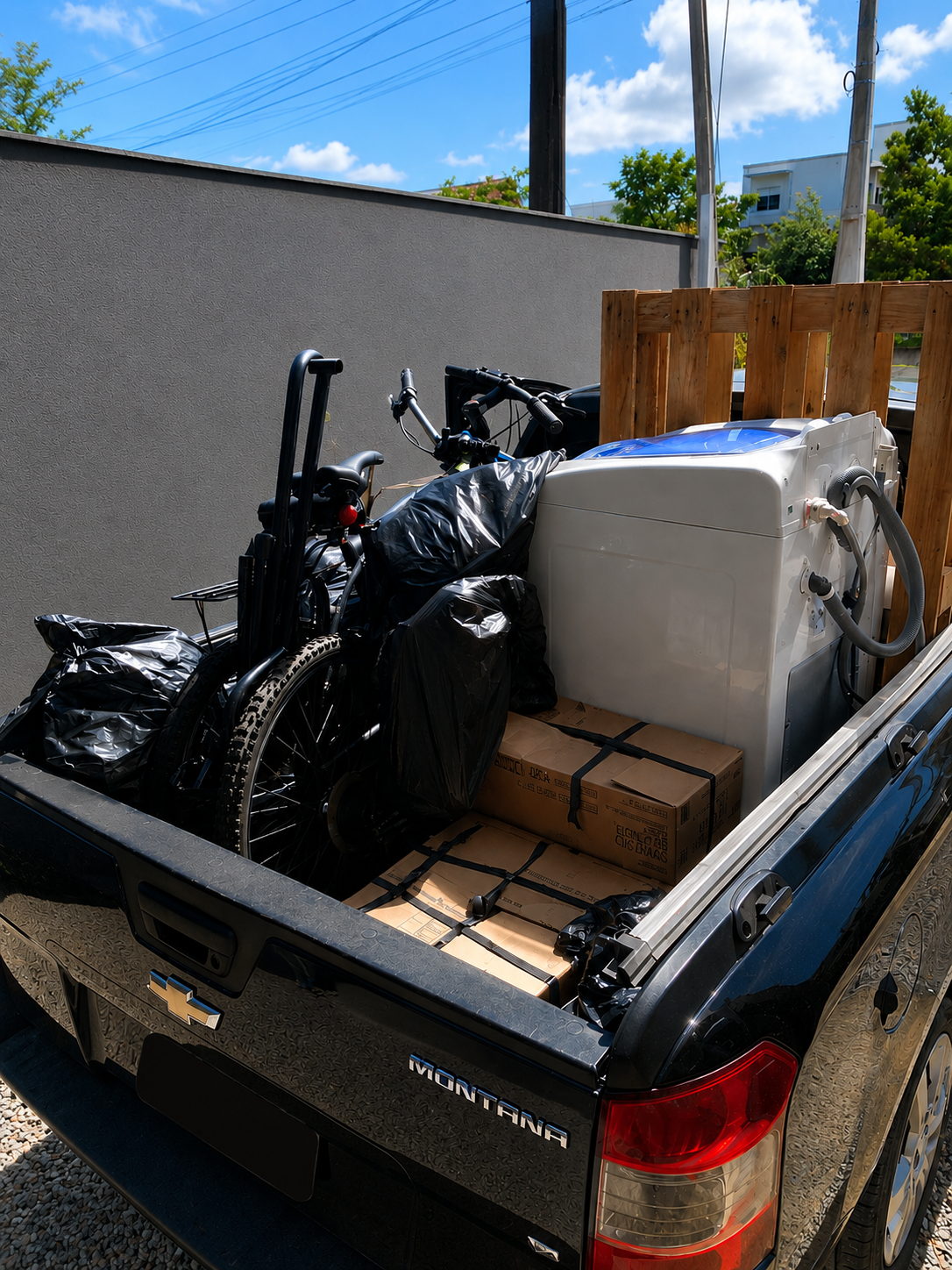 Montana realizando transporte de cargas